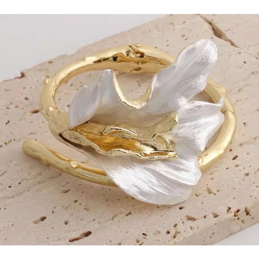 Golden Petal Cuff Bracelet – Sculptural Nature-Inspired Jewelry with Flowing new